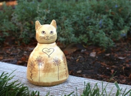 custom yellow cat urn with daisies